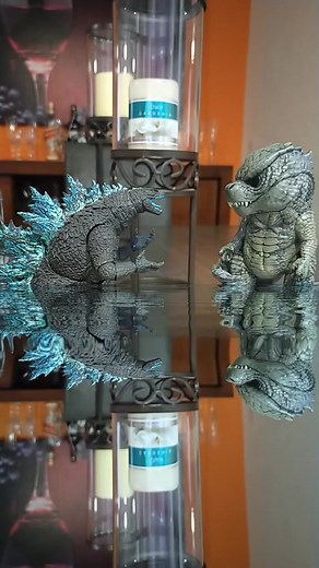 Godzilla Enseña a Nadar al Godzilla Chiquito