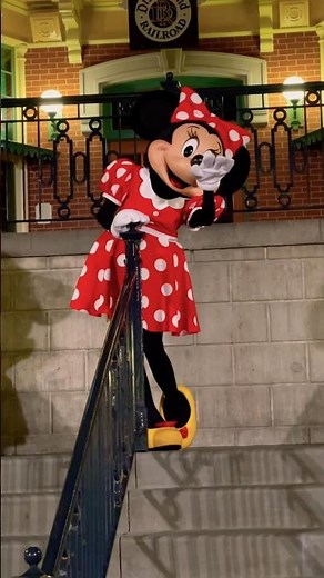 Meet Minnie Mouse - Disneyland Park #minnie #minniemouse #shorts