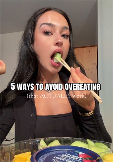 1️⃣ Slow Down. Your brain needs time to catch up with your stomach 🧠🍽️ Try putting your fork down between bites. Chew fully. Sip water. It sounds simple, but it changes everything. You’ll notice you’re satisfied before you hit that uncomfortable point. 2️⃣ Eat enough protein fibre If your meals are just empty calories… you’re going to be hungry again fast Protein fibre = stable blood sugar longer fullness. When your body feels nourished, the “I need more” signal calms down. 3️⃣ Check your hung