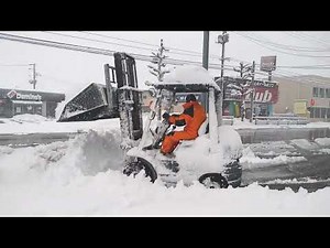 フォークリフトで湿った重い雪を除雪！ スノーバケット14系（雪かき 除雪 ）