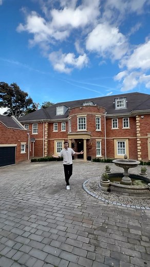 Take a look inside an Ex-Chelsea football players £6,950,000 Surrey Mansion, the youtube tour has already hit over 260,000 views in 11 days. If you haven’t had a chance to watch it yet, click the link on our story! 🏡 • • #luxurylifestyle #luxuryhomes #luxuryhouses #luxuryhomesuk #housetours #theluxuryhomeshow #homeinsporation #homedesign #londonhomes #interiorsuk #housetours #surreyproperty #surreyhomes #surrey | The Luxury Home Show
