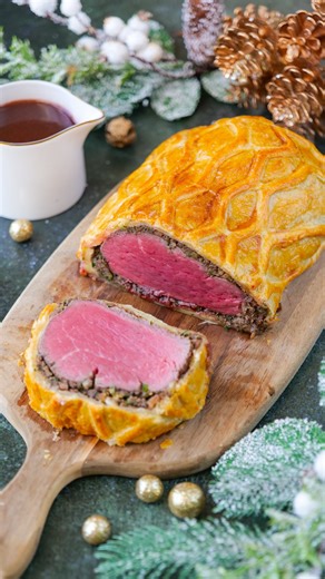 Lucie 😊 recettes de plats sains on Instagram: "20 - SPÉCIAL NOËL 🎅 🎄 Collaboration commerciale avec @cosori.fr Aujourd’hui on s’attaque à un classique : le bœuf Wellington 🤩🤤 il s’agit de mon premier et la seule chose que je regrette c’est de ne pas avoir essayé avant 😄 Ici cuit dans mon #airfryer Dual Blaze Twinfry de @cosori.fr et je suis franchement bluffée du résultat ! Un feuilleté croustillante et une viande rosée juste comme il faut 😍 décidément il coche toutes les cases… 😍 📲retr