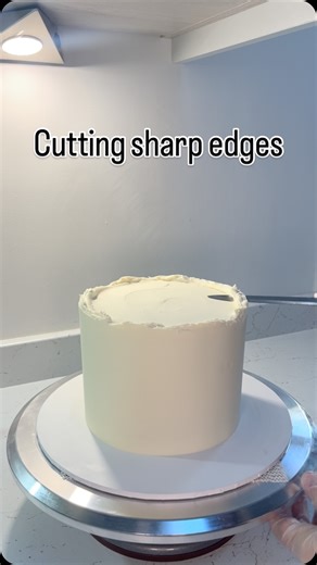 🌟🔪🔪 Cutting Sharp Edges 🔪🔪🌟 . Top Tip- Use a warm knife for a perfect cut. I run the blade under warm water (previously boiled). Make sure to clean the knife after each cut. . Follow my account for more baking tips 💫 . . . . . #toptips #cakelover #cakecakecake #cakedecorstor #cakecutting🎂 #trend #food #recipe #teaching #toptips #edges #sharpedges #buttercreamcakes #heartcake #caketoppers #cakesofinsta #cakereels #cakereelsofinstagram #bakerlife #bakingtips #trendingreels #trendingaudio❤️
