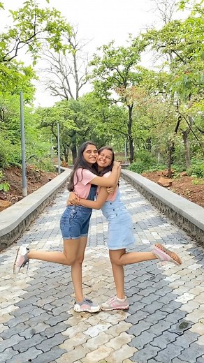 SHWETA 🕊 on Instagram: "People should use us as an example of being frenemies !😜 . . Inspired by @ritiiiiii_ ❤️ . . #offo #sisterlove #love #cutedance #dance #dancereels #dancevideo #reels #reelsinstagram #reelitfeelit #explore #explorepage #feed #cutechoreography"