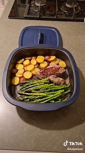 Wist je dat de MicroPro Grill HET ideale product is om snel, gemakkelijk en gezond te koken? In no time tover je een heerlijke biefstuk met aardappelschijfjes en asperges op tafel! En dit alles met slechts één product en een microgolfoven! 🙉 Is dit nu niet geweldig? Snel! Geniet dit weekend van een fantastische promotie op de MicroPro Grill. *** Saviez-vous que le MicroPro Grill était LE produit idéal pour cuisiner rapidement, facilement et sainement ? En un rien de temps, vous pouvez préparer 