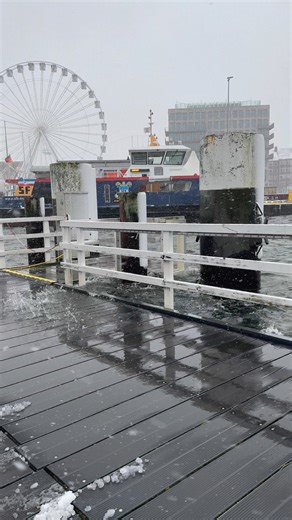 Bahnhofsbrücke Kiel Hochwasser SFK Anlegestelle bei leichtem Schneefall und frischem Ostwind. Hier befinden wir uns an der Kieler Hörn direkt an der Anlegestelle Bahnhofsbrücke am Montag (26.1.) um kurz vor 12 Uhr mittags. Während es die Verkehrsteilnehmer auf den Straßen mit Schnee und Glatteis zu tun haben ist auf der Kieler Förde der Fährverkehr momentan etwas herausfordernd. Ostwind drück das Wasser aus der Ostsee in die Kieler Förde. Das führt zu Hochwasser wie du gut am Fähranleger Bahnhof