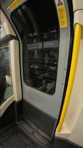 Inside the London Underground – Tube Door Opening Sound Effect (Field Recording)