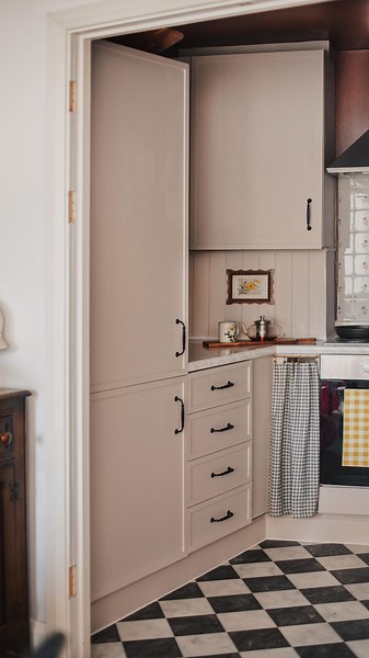 Teri | renter interiors, DIY & upcycling hacks on Instagram: "AD | The cabinets can make such a huge difference to your kitchen! As soon as I moved in I knew that whilst the counter tops and vinyl floor made my eyes bleed, the biggest overall impact would come from addressing the cabinets. Welcome @makeitrustoleum They were cheap looking and in really bad condition with lots of water damage. Before even getting to this point I had to fill a bunch of patches and warping on the actual veneer but t