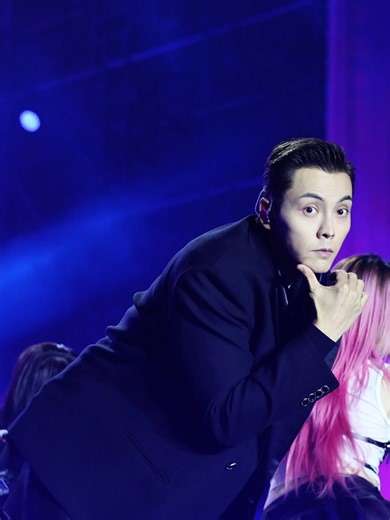 #陈伟霆 音乐节上跳Chanel手势舞，四川泸州音乐节现场直拍#泸州音乐节 #Chanel舞蹈挑战 #跳舞 #直拍 | dance