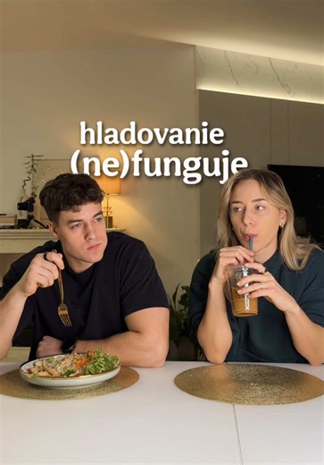 Toto video nie je o slabej vôli. Je o tom, ako funguje telo 🫴 Keď cez deň preskakuješ jedlá, zaháňaš hlad kávou alebo len žuvačkou, telo si myslí, že si v žalári a je hladomor 😬 A večer? Zapne sa autopilot. Chute, prejedanie, sladké, slané… všetko naraz 🫠 Hladovanie proste nefunguje. A z dlhodobého hľadiska môže byť aj nebezpečné -> rozhodené hormóny, pomalší metabolizmus a ničí vzťah k jedlu Ako to robiť lepšie? Nečakaj, kým „už budeš veľmi hladný“. Jedz pravidelne počas dňa: • raňajky • obe