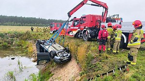 Zgłoszenie auta w stawie. W środku były dwa ciała