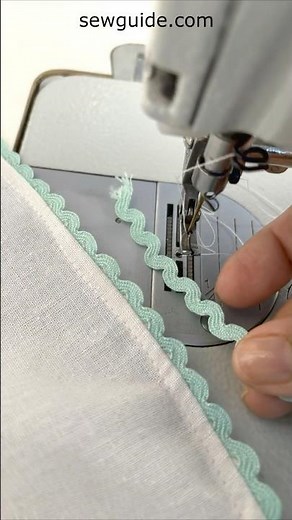 Instant scalloped fabric edge with a Ricrac trim #sewinghacks
