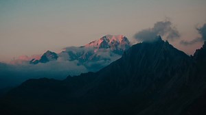 Embrace the sights and sounds of trail running with the latest ASICS FUJITRAIL™ Collection. Designed to help you move your mind on the trails. 🔗 Available now: https://asics.tv/trail-running #SoundMindSoundBody #ASICSTrail #TrailRunning | ASICS