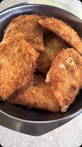 1M views · 35K reactions | Você já imaginou aproveitar a casca da mandioca de um jeito irresistível? Pois eu fiz e ficou uma delícia! Crocante por fora, macia por dentro e com um sabor incrível. Uma receita simples, econômica e surpreendente! Vem aprender comigo essa maravilha! ✨ #CascaDeMandioca #ReceitaCriativa #CozinhaAfetiva #SustentabilidadeNaCozinha #DelíciaCrocante #ComidaDeRoça #ReceitaFácil #DicaDeCozinha #ReaproveitamentoAlimentar #ReceitasSimples” | Helia | Facebook