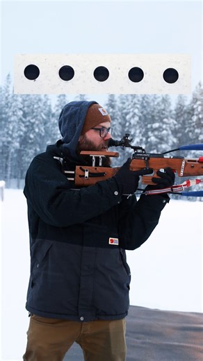 Ampumahiihdossa fyysisen suorituksen lisäksi ammunta on myös pään sisäisiä asioita. Lapin Kansan toimittaja Iiro Kerkelä ja valokuvaaja Jussi Leinonen testasivat, kuinka vaikeaa tauluihin on osua. ✏️: Iiro Kerkelä 📸: Jussi Leinonen | Lapin Kansa