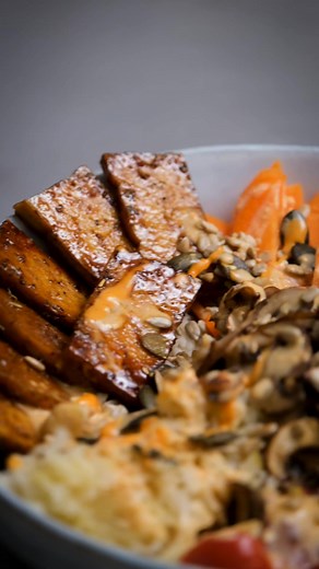 What’s your favorite ingredient for a bowl? ---------------------------------------- ❤️ Follow me (@food.with.sven) for more plant-based recipes and food hacks ❤️ ---------------------------------------- #vegan #vegansofig #veganrecipes #veganerezepte #veg #veggie #vegandeutschland #veganusa #veganuk #veganrecipe #plantbased #plantbasedrecipes #dairyfree #dairyfreerecipes