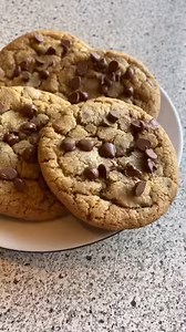 CHOCOLATE CHIP COOKIES! 🍪🍪🍪 Good evening! Sorry I’m a bit late posting this today. Give them a go with the kids and let me know how you get on! And again, a special shout out to Marie in Manchester and Tommy in Limerick. Get well 💪🏻💚 Recipe in Grams 100g of Butter 100g of soft light Brown sugar 100g of White granulater sugar 1 Egg 1 tsp of vanilla extract 175g of plain flour 1/2 tsp of bicarbonate of soda 1 tbsp of cornstarch 200g of chocolate chips Recipe in Cups (approximates) 1 stick of