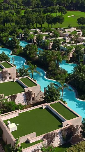 Regnum Carya Antalya havalimanına 30 dk Belek merkeze ise 5 dakika mesafede bulunan Regnum Carya yüksek standartlardaki hizmeti ile Türkiye’nin en önemli otellerinin başında geliyor. Beyaz kumsal plajı , tropikal bitki örtüsüyle donatılmış bahçeleri , swimup odaları ve ikonik pool barı ile muhteşem bir konaklama deneyimi sunuyor. Regnum Carya Located 30 minutes from Antalya airport and 5 minutes from Belek center, Regnum Carya is one of the most important hotels in Turkey with its high standard 