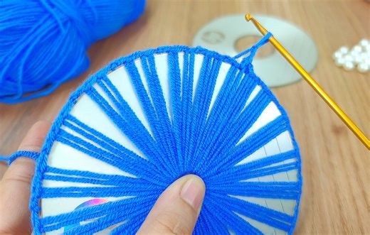 580K views · 4.2K reactions |  Muy Hermosa * Recycle knitting pattern made using cd* #crochet | Nurgül İle El Sanatları | Facebook