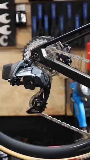 A coleção Force AXS Road leva o pedal ao mais alto nível. Com coroas dianteiras 2x em peça única e um novo design do câmbio dianteiro, o Force eleva a precisão das trocas de marcha. Some a isso acabamentos sofisticados em carbono e ergonomia aprimorada dos trocadores/freios – não é à toa que o Force está presente nas bikes mais inspiradoras do mundo, rodando pelas estradas mais épicas. Tecnologia para simplicidade. . Solicite agora mesmo com o seu lojista ou representante da @_proparts. . #sram 