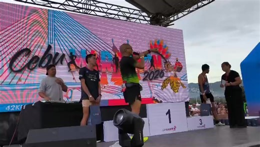 RUNNERS RAISE CONCERNS OVER LONG QUEUE AT CEBU MARATHON WATCH: A brief disruption took place during the awarding ceremony of the Cebu Marathon 2026 on Sunday, January 11, when a 42K full marathon finisher went onstage to raise concerns over the long queue for claiming the finishers’ medals. Several runners said they had been waiting in line for nearly an hour to claim their medals at the time, while the runner who climbed up the stage said they were confused where in the venue is the claiming ar