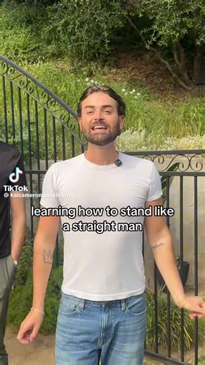 これゲイの男性がどうしたら男っぽく見えるのかをチャレンジ動画として投稿してるんだけど、やっぱゲイ男性が考える女性らしい動きって絶妙に女じゃない。歩くときに手を外側に広げたり、座るときに腰ごと斜めにしている女性は見たことないから不思議。誰を参考にしてるのだろう。興味深い。