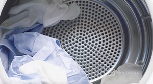 Optimizată pentru tine, prietenoasă cu mediul! Mașina de spălat rufe Electrolux Slim PerfectCare 600 reduce timpul spălării în funcție de greutatea încărcăturii, consumând mai puțină apă și energie. | Electrolux