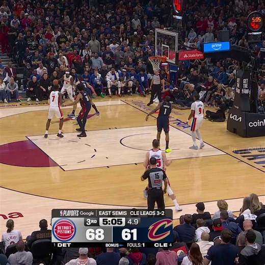 The Pistons are relentless 😤Paul Reed finishes through contact after a wild sequence!Detroit leads by 10 in Q3 of Game 6 🍿