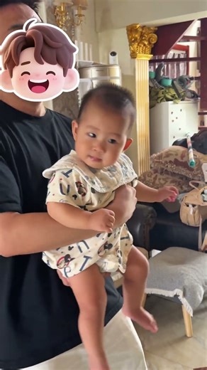 #dance #baby #一起跳舞 他超级喜欢这首《Let's GO》，听到就这样摇头。