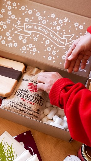 Share the magic of New Mexico this holiday season. ✨ Our Land of Enchantment Holiday Gift Box brings together some of our favorite local flavors and handprinted goods—all thoughtfully assembled and wrapped in our signature artwork. 🌶️ Bundle Includes: 1 Kei & Molly Raven Flour Sack Dish Towel in Wine Red (Special Edition color) 1 Kei & Molly Thank You Sponge in Green (Special Edition color) 1 Kei & Molly Tree of Life Potholder Pair in Red 1 Mini Cutting Board* 1 Heidi’s Raspberry Red Chile Jam 