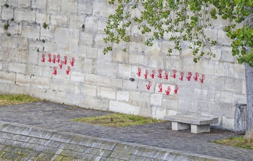 Au procès des mains rouges, le suspect en cavale a tous les torts