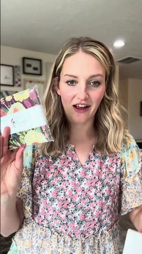 If you want to learn how to make a quilt from a SINGLE charm pack then come on over #quilting #sew