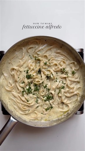 Making this Fettuccine Alfredo pasta is so easy #quickrecipe #viral #cooking