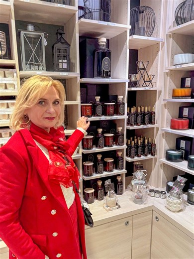 26 reactions | Sensaura x Lumière des Temps ✨ Cette saison, l’élégance olfactive rencontre l’art de la lumière. Découvrez notre collection exclusive "Lumière des Temps", née d’une collaboration raffinée avec la célèbre maison de bougies parfumées. ✨ Des senteurs enveloppantes, des objets de décoration élégants et une ambiance chaleureuse à offrir… ou à s’offrir. | Centre Commercial Aushopping | Facebook