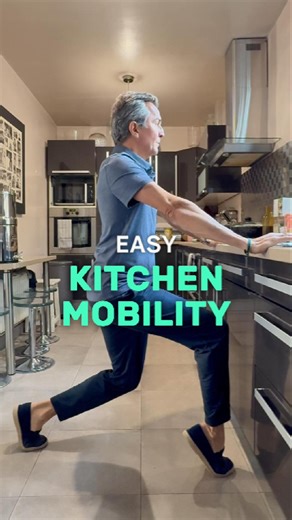 ✨ 5 minutes de mobilité… dans ta cuisine. Une petite routine complète, simple et accessible, à faire en t’aidant du comptoir. Hanches, genoux, chevilles, colonne, épaules : tout le corps se remet en mouvement, sans contrainte. 👉 Si tu passes plus de 30 minutes par jour dans ta cuisine, tu peux bien t’offrir 5 minutes pour faire du bien à ton corps. Ton corps aime quand tu prends soin de lui 💛 #MobilitéDuCorps #BougerAuQuotidien #bienvieillir #barrefit #fitness | Frederic Six