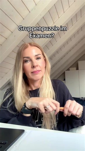 „Gruppenpuzzle im Examen?“ – Da sage ich als Seminarleiterin oft: Das geht nicht. Zumindest nicht in der klassischen Form. Das ursprüngliche Gruppenpuzzle hat zwei Phasenwechsel: Stammgruppe → Expertengruppe → zurück in die Stammgruppe. In einer 45-Minuten-Stunde ist das meistens unrealistisch. Die Organisation der Wechsel kostet Zeit, die Arbeitsphasen werden zu kurz und am Ende fehlt oft die Tiefe in der Sicherung. Was ich für Examensstunden deutlich tragfähiger finde: Stammgruppe → Expertengr