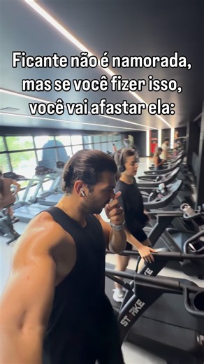 Caíque Marques Prando | MENTOR e ADVOGADO on Instagram: "1. Curtir fotos de mulheres aleatórias desesperadamente. Passa carência, falta de critério e zero posicionamento. 2. Conversar com várias ao mesmo tempo e deixar isso claro. Mulher não compete por atenção, ela se retira. 3. Tratar como opção, não como escolha. Ninguém se sente especial sendo plano B. 4. Sumir e voltar como se nada tivesse acontecido. Isso quebra interesse e segurança. 5. Agir como se fosse um jogo de ego. Quem brinca perd