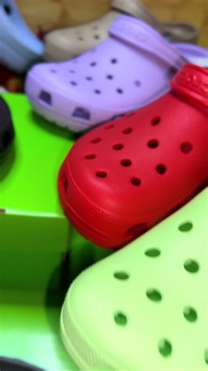 Crocs Classiques : 14 Couleurs Disponibles à Domicile