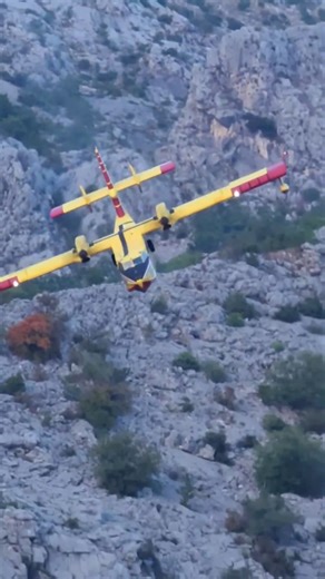 Canadair CL415 Pilot Waving at Public while Scooping Water #helicopter #BomberosVoluntarios #planespotting #wildfire #PilotosDelFuturo #IncendiosForestales #PilotosDelFuturo | Orologi-Militari.it - Chronoweb