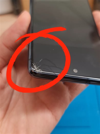 Display kaputt? 😳 Muss nicht komplett getauscht werden!“ Hier repariere ich ein Samsung S20 FE, nur das Frontglas wird gewechselt – 💰 viel günstiger als ein kompletter Displaytausch 📱 Original OLED bleibt erhalten 🔧 Gerät bleibt geschlossen Kein Billig-Display. Kein Qualitätsverlust. Nur saubere Profi-Arbeit. 📍 Reparaturservice in Deutschland #s20fe #samsungreparatur #glaswechsel #handyreparatur #displayfixvulli