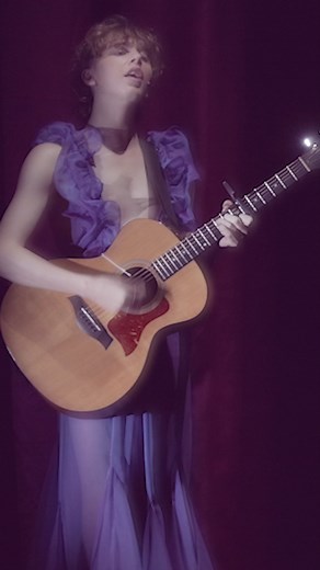 Wäre Shakespeare heute ein Popmusiker, Oskar Haag? 🎤🎶 Morgen wird’s musikalisch bei #WerkimFokus: wir treffen Popsänger Oskar Haag sowie unsere Ensemblemitgliedern Tilman Tuppy & Lukas Vogelsang auf Zoom und sprechen mit ihnen über die Musik in Shakespeares WIE ES EUCH GEFÄLLT und vieles mehr. Werk im Fokus #59 zu WIE ES EUCH GEFÄLLT Am 23.03. um 18:45 Zoomlink kommt im Newsletter, jetzt anmelden 👆 Link in Bio! #burgtheater #oskarhaag #wieeseuchgefaellt #williamshakespeare #werkimfokus #onlin