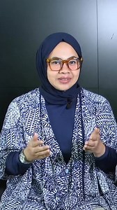 Pohon di Jakarta ternyata rutin di-USG 🌳📡 Ini bukan fiksi ilmiah. Petugas Distamhut DKI menggunakan teknologi ArborSonic untuk melihat "isi perut" pohon. Gelombang suara mendeteksi keropos di dalam batang yang tak terlihat mata. Jadi, keputusan tebang atau rawat itu murni berbasis data, bukan tebak-tebakan. Tapi teknologi ini cuma satu bagian kecil dari sistem pertahanan kota kita. Bagaimana dengan akar yang terpotong galian kabel? Atau aturan ganti rugi 1 pohon diganti 10? Cari tahu jawaban l