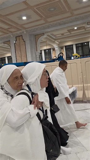 Ebit Lew on Instagram: "Sebak terharu depan mata lihat seorang anak dukung ibunya sepanjang tawaf dan saie. Umrah ke Umrah Allah ampunkan dosa kita. Ziarah Baitullah. Ziarah Nabi Muhammad saw. Siapa teringin nak ikut saya umrah jom. Semoga Allah Maha Penyayang jemput semua sahabat saya. Daftae Umrah dengan WeTime Travel & Tours di Matta Fair Mitec 5 sampai 7. Sampai Ahad ni. Jom"