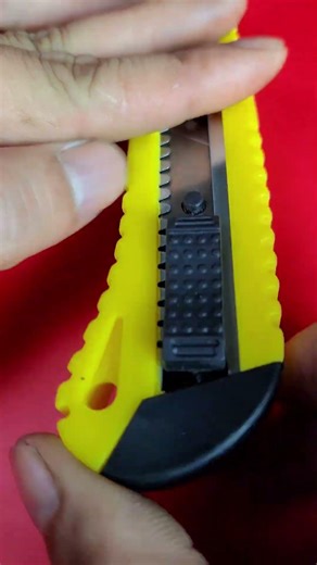 How to properly bend the blade of a utility knife.