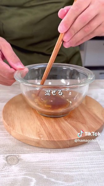 タレが最高に美味しい最強おかずレシピが完成しました！ にんにくの香りがすごく良くて白米何杯でもいけちゃう逸品です！ 【究極のめんつゆガーリック目玉焼き】 【材料】 たまご3個 めんつゆ大さじ1強 ごま油小さじ2 にんにくチューブ2cm 【作り方】 ①容器にめんつゆ、ごま油小さじ1、にんにくチューブを加えてよく混ぜる ②熱したフライパンにごま油小さじ1を引いて中火で加熱したらたまごを落としてお好みの固さになるまで焼く ③弱火に変えて作ったタレをたっぷりかけたら完成！ #longervideos #簡単レシピ#時短 #料理 #cooking