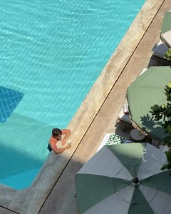 A icônica piscina do Copacabana Palace oferece um refúgio acolhedor e relaxante no coração da vibrante cidade do Rio de Janeiro. Um convite para mergulhar, desconectar-se e aproveitar momentos únicos de tranquilidade em meio ao ritmo da cidade grande. The iconic pool at Copacabana Palace offers a cozy and relaxing retreat in the heart of Rio de Janeiro's vibrant city. An invitation to dive in, disconnect, and enjoy unique moments of tranquility amidst the pace of the bustling metropolis. #TheArt