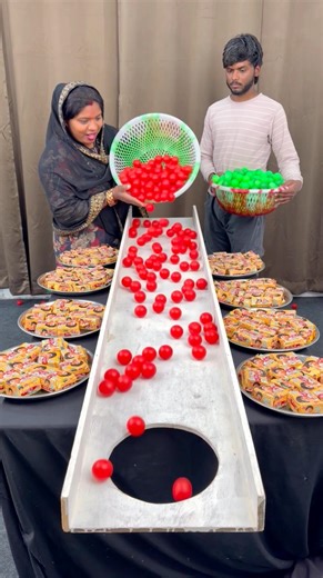 Red vs Green Ball Rolling Challenge with Mom #game #shorts