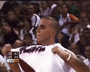 703K views · 10K reactions | Como dice Bad Bunny: “Si no sabe’ de dónde soy, no me ronquen”  Seguimos celebrando la clasificación de la Selección de Baloncesto a París 2024 y recordamos la histórica victoria de los 12 Magníficos frente a Estados Unidos hace 20 años.   Cortesía: @elchampion_enfiebrame | Telemundo PR | Facebook