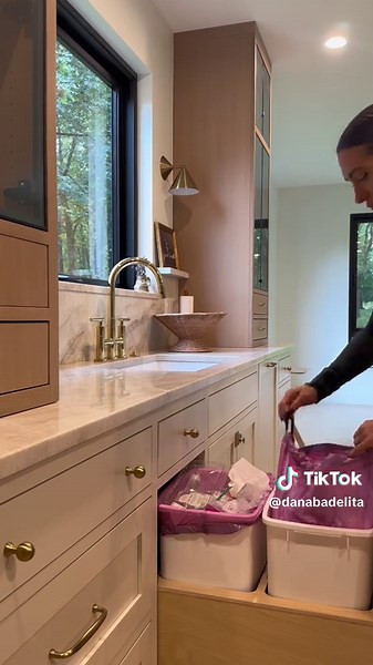 Starting the day week off on a clean note ALWAYS!!! Happy Monday loves 🤍 #cleantok #dailyreset #morningroutine #dailyroutine