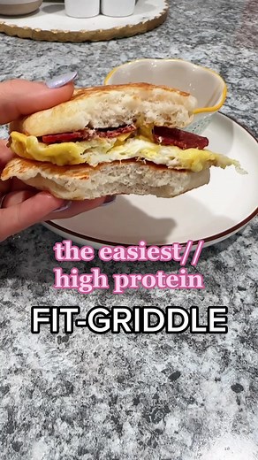 These are perfect to make and reheat for a quick grab go breakfast this week (and it just so happens to be high protein/low carb too) 😋💪🏼 #easymeals #mealprepbreakfast #healthybreakfast #mealsforweightloss #mcgriddle #GenshinImpact33 #breakfastideas #mealprep